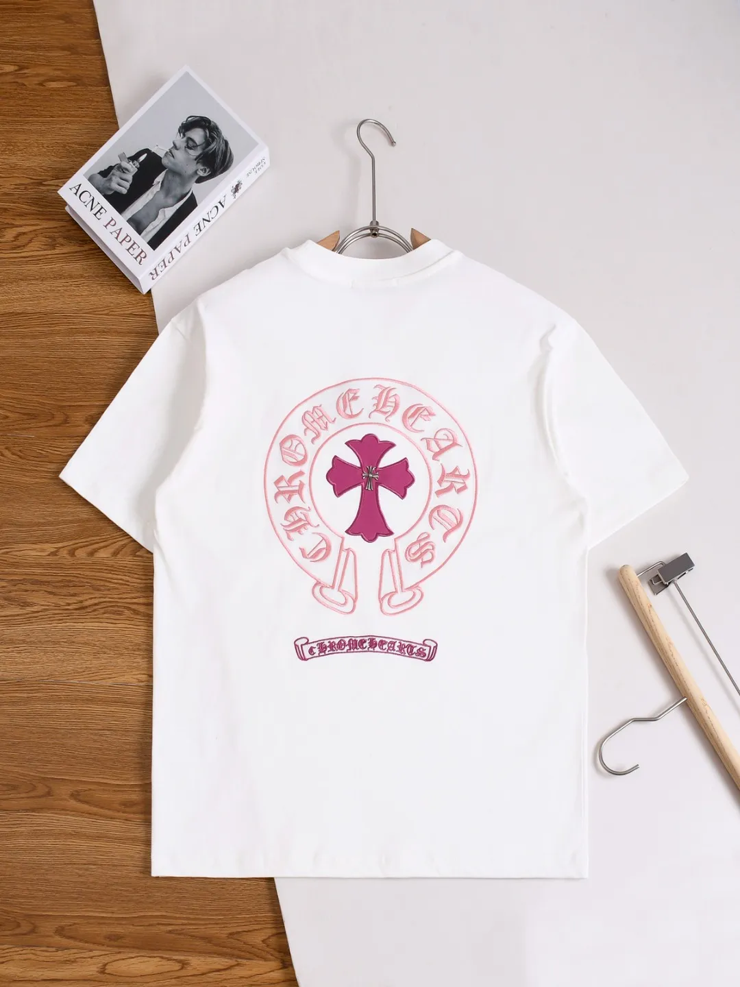P170 Chrome Hearts CH Cross 26SS New product is hot at the same time💥 Early spring classic style Colorful double cross on the chest 🪡 Embroidery Large logo cross on the back Horseshoe and leather willow ding Sanskrit ✝️🪡 Embroidery Round neck short-sleeved T-shirt, a popular style, a style that both men and women like, the same style for men and women, 100% chance of turning heads when you wear it when you go out! It’s all about being handsome. The designer’s classic sense is precisely grasped. The whole piece of clothing is heavy. Industrial washing process. Ready-made garments are dyed + sprayed for a horse effect. The double-wash process is very recognizable. It uses heavy washing to make it distressed. The edges of the patch are slightly rolled and naturally distressed. It has a three-dimensional sense of layering and a little damage. It is very visually lethal. It adheres to Kroxin's consistent rough style. The chest and back are large, and the horseshoe flower printed patch pattern is embroidered and decorated. It is also decorated with silver metal engraved distressed buttons. The classic elements full of brand recognition instantly enhance the overall sense of grade and specification. Its texture is quite high-end! The overall feeling is high-end, simple and elegant, with silver hardware accessories, a full set of customized accessories, and the pattern of the entire dress is all decorated with patchwork three-dimensional embroidery technology, which is the finishing touch of the entire dress. The design on the back is even more eye-catching! ! This full back is so cool, it’s full of design, and the overall upper body style highlights fashion and individuality. Wearing it together as a couple is even more popular on the street. I recommend the early autumn sweatshirt! ! The fabric is a unique 320g 100% cotton, which is skin-friendly, breathable, warm to the touch, has a strong texture, and has smooth lines. It can be called a back killer, which has very strict requirements on craftsmanship and cost. The smooth neckline, flat cuffs and hems, the stitches are large and tight, tight and orderly, and the details are perfect. The consistent OS version can be worn alone or layered. It is very casual, but very iconic! It is simply the flagship of high-end trendy brands and must be included in your wardrobe. It has the American fashion spirit of freedom and individuality, and is highly recognizable and stylized! Color: Black White Size: S-XL Size chart: S: Shoulder width 50-Bust 56-Length 70 M: Shoulder width 52-Bust 57-Length 72 L: Shoulder width 54-Bust 59-Length 74 XL: Shoulder width 56-Bust 62-Length 76